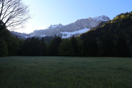 Après le parking du fond du vallon avec les crêtes de la Rama et de la Tête de Vachères.