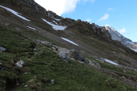 On rejoint la draille de traversée vers le vallon des Clausis.