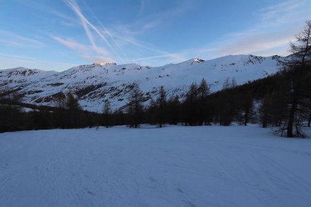 Dans le rétro, rayons de soleil sur le sommet du Pic du Fond de Peynin.