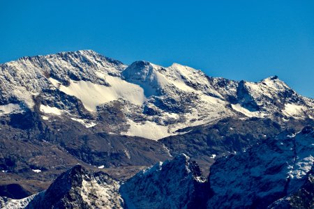 Pic Blanc, massif des Grandes-Rousses à peine recouvert de neige fraiche à la différence de Belledonne