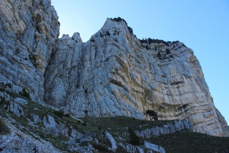 Sous d’impressionnantes falaises