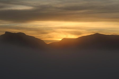 Le soleil disparaît derrière le Jocou...