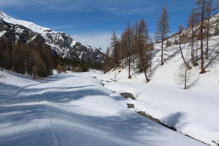 La piste en rive gauche de l’Aigue Blanche.