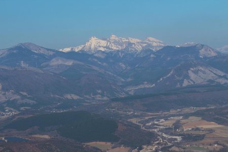 Vu du sud, le Grand Ferrand trône en maître sur le massif.