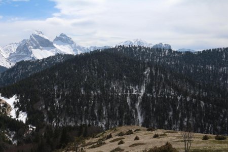 Les Garnesiers et Chamousset derrière la crête de Côte Belle.