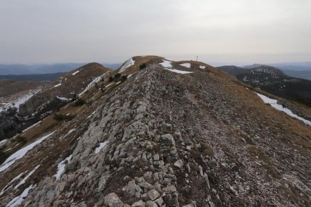 La croix avant le sommet.