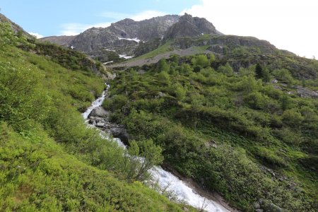 Montée le long du torrent de Prelles.