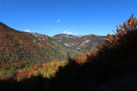 De la piste vers le col des Flocardes, vue sur le Pic Tesson, la Tête de la Souchière, la Tête du Rif de l’Are et la crête des Amésuras, et le Chauvet et sa crête.