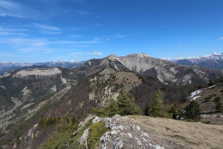 La crête parcourue devant la Pare et Toussière, avec à gauche : les belles falaises de la Montagne de la Varaime.