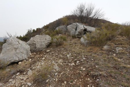 On passe entre les rochers.