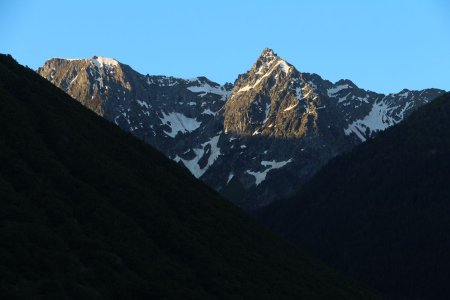 Dans le dos, premiers rayons sur la Cime de Moutière et le Pévou.