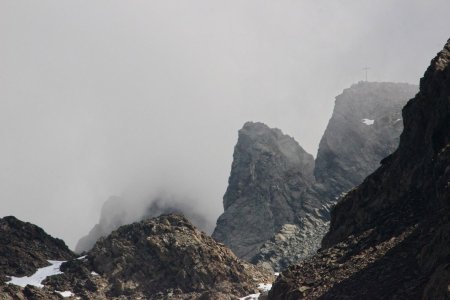 Les nuages s’accrochent à la Croix