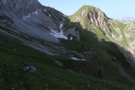 L’ancien alpage dans le rétro en montant au col de Curtillet.