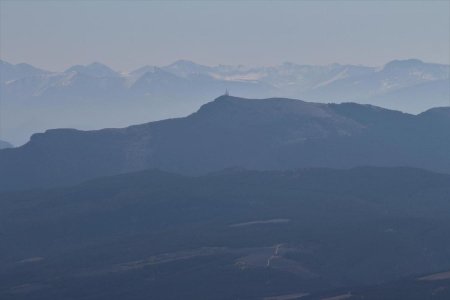 Montagne de la Blanche et Monges derrière le Rocher de Beaumont.