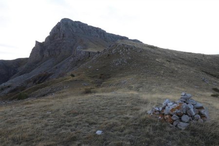 Après le Portail de Blieux, cairn sur la crête menant au pied de la barre du Grand Mourre.