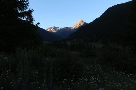 Au départ, lever de soleil sur l’Asti et la Taillante.