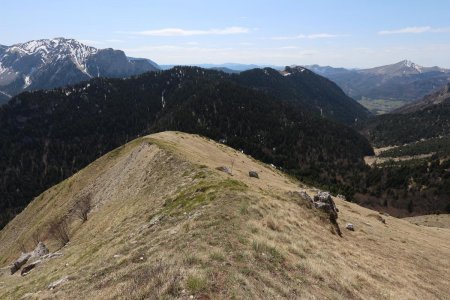 La crête de descente directe sur le col de Priau.