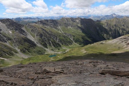 Entame de descente avec le grand lac de Ségure.