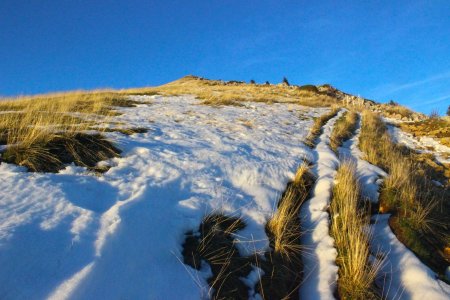 Un peu de neige sur les pentes sommitales