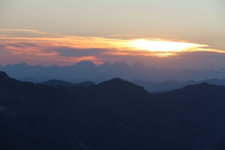 Coucher de soleil derrière les nuages et les géants des Écrins.