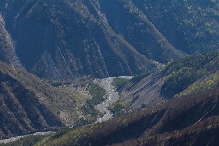 Le torrent des Cabanes au fond d’une vallée encaissée.