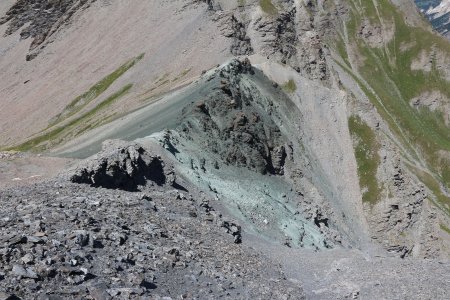 Le col de Terre Noire constituté de roches vertes.