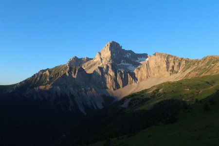 Avec du recul, lever de soleil sur l’Obiou et l’alpage de Bachillianne.