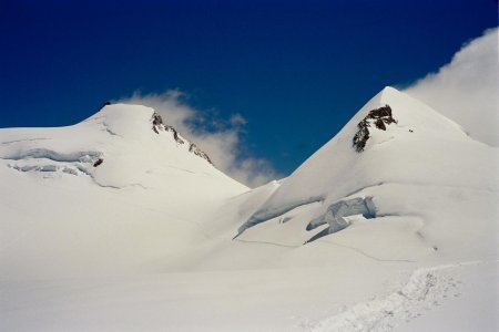 La pointe Gnifetti à gauche, la pointe Parrot à droite