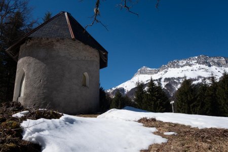 10-La chapelle Saint-Bernard de Menthon et au fond, le Mont Colombier