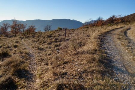 J2-27 à l’ancienne ferme de la Botte, le chemin part vers la gauche (panneau)