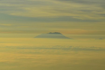 Le volcan Lawu (3245m).