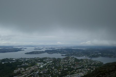 J1 — Kjøkkelvik au premier plan puis Byfjorden et l’île d’Askøy, avec à gauche de celle-ci Hjeltefjorden.