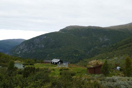 Regard arrière sur le hameau de Liastølen.