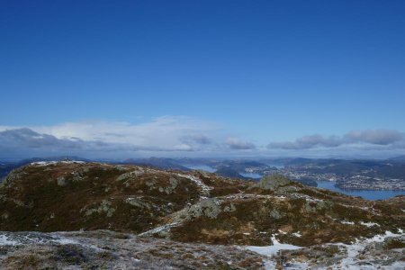 Le plateau sommital d’Høgstefjellet. On peut apercevoir la ville de Knarvik dans le fond sur la droite.