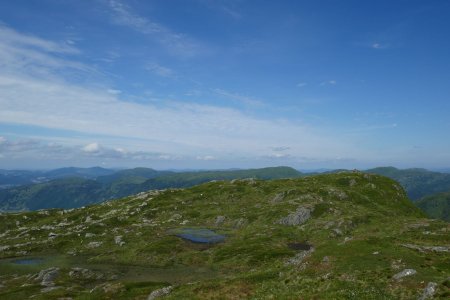 Regard arrière sur le sommet de Krånipa.