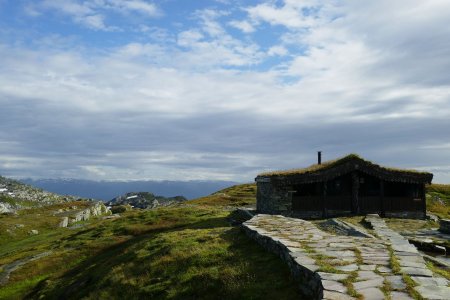 En fin de journée la courverture nuageuse se lève. A droite, l’ancien refuge de Breidablik qui sera prochainement réhabilité.