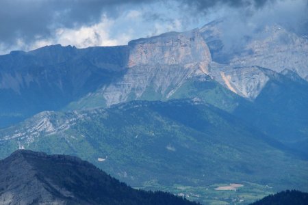 Au loin, le Mont Aiguille 