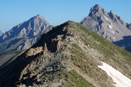 La crête finale de la Cime des Palets, joliment encardrée par la Meyna et les Bréquets