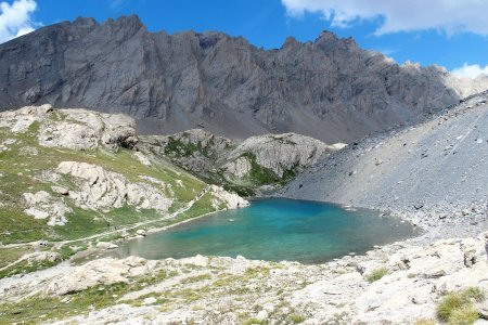 La piscine du lac Long dans le rétro en montant au Pas de la Couleta.