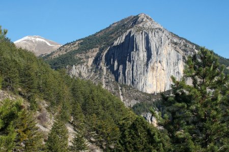 Retour vers La Garde avec les belles falaises de Saint-Michel et le Teillon en arrière plan