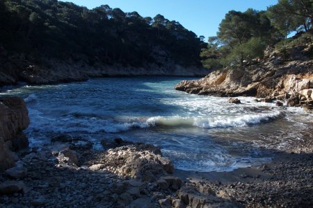 Vaguelettes dans la calanque de Port Pin