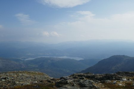 Regard à l’est-sud-est, on peut voir l’extrémité de Samnangerfjorden.