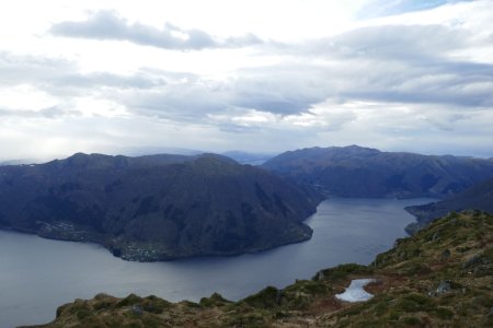 Sørfjorden avec dans le fond, de gauche à droite, Raudnipa, Hananipa et Gullfjellet.