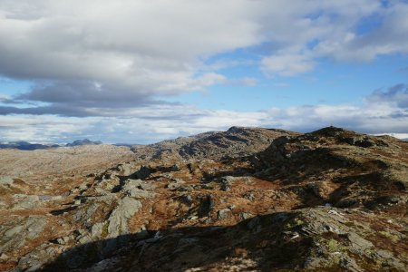 Regard arrière sur le plateau de Grånipa et Gløvreegga au fond.