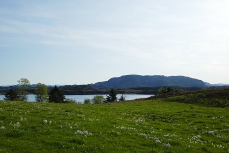 De l’autre côté de Sætreosen on aperçoit le massif d’Eldsfjellet sur l’île d’Holsnøy.