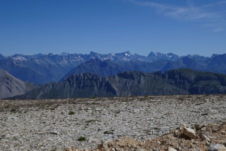 Au deuxième plan les sommets de Molines, au fond les Écrins.