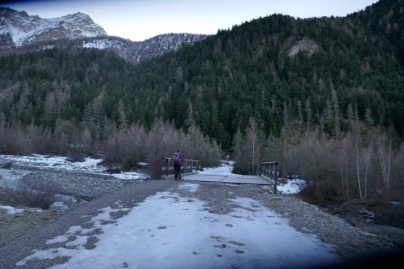 Franchir la passerelle puis rejoindre la piste de ski de fond et remonter la Rouanne par sa rive gauche !