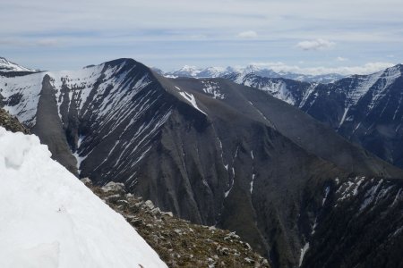 Au premier plan, La Basse, superbe rando et les  Mées de l’Estrop.