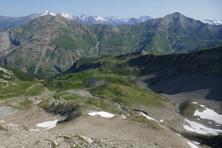  Dans le rétro, la vue s’ouvre sur les Écrins.