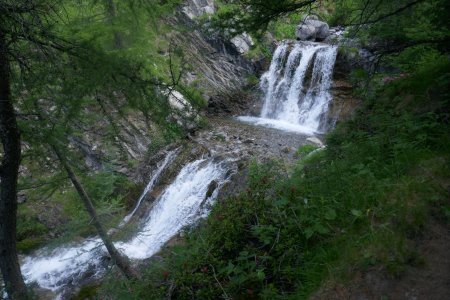 Belle cascade sur le parcours.